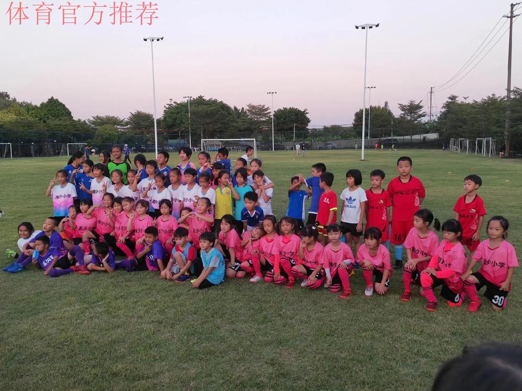 中国女足U-14少年队走进安康市第一小学